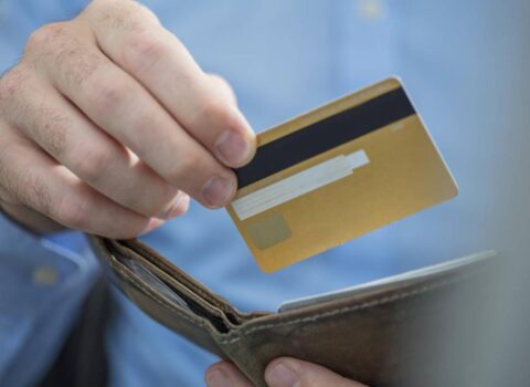 Kartdan pul oğurlayan “bank əməkdaşı” saxlanıldı