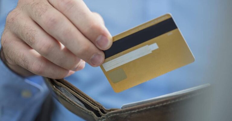 Kartdan pul oğurlayan “bank əməkdaşı” saxlanıldı