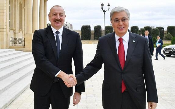 İlham Əliyev Tokayevi təbrik etdi