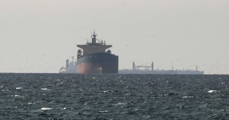 Hörmüz boğazını keçən sirli gəmi Hörmüz boğazını keçən sirli gəmi