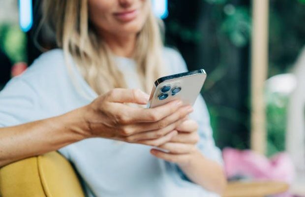 “Apple” “iPhone”lara təcili bildirişlər göndərir