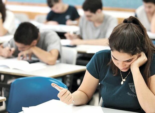 Buraxılış imtahanında dörd şagirddə telefon aşkarlandı