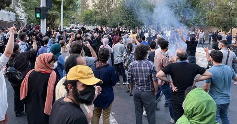 Ərdəbildə minlərlə insan ayağa qalxdı