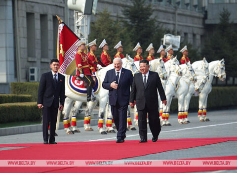 Kim Çen Lukaşenkonu top atəşi ilə qarşıladı