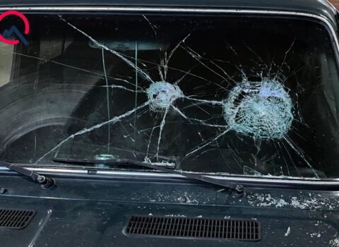 Ana və oğlunu döydü, maşının şüşəsini sındırdı – Foto