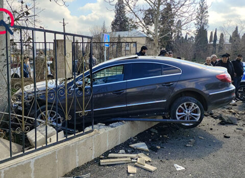 Maşını hasara, daha sonra şüşə sexinə çırpdı – FOTOLAR