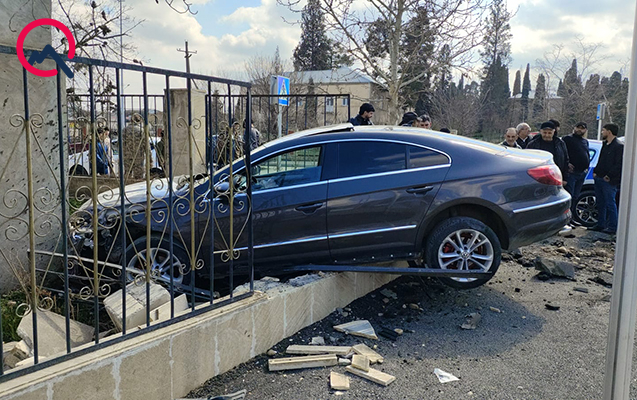 Maşını hasara, daha sonra şüşə sexinə çırpdı – FOTOLAR