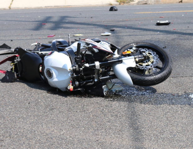 Bakıda moped divara çırpıldı – Ölən var