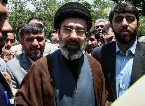 Xameneinin oğlu bombardman zamanı YARALANDI