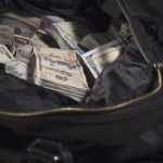 7 yaşlı qız anasına əsəbiləşib 88 min dolları pəncərədən atdı – Moskvada qəribə hadisə