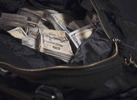 7 yaşlı qız anasına əsəbiləşib 88 min dolları pəncərədən atdı – Moskvada qəribə hadisə