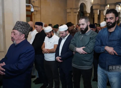 Bakıda Əjdərbəy məscidində Ramazan bayramı namazı qılınıb