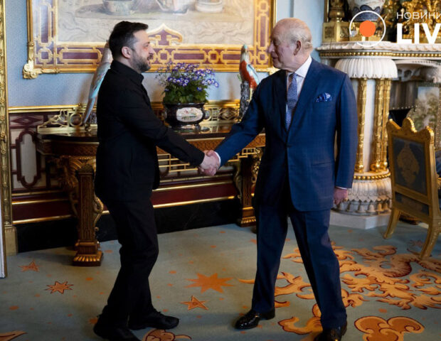 Zelenski Londondadır – Kralla görüşdü