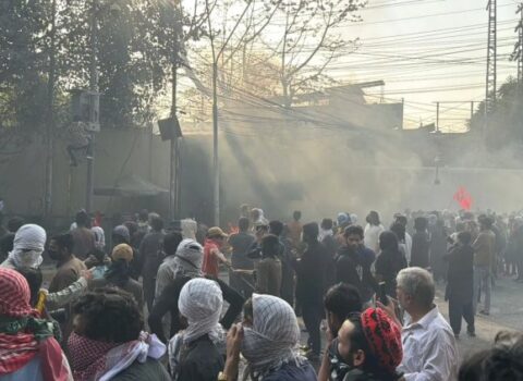 İslamabadda ara qarışdı: minlərlə insan küçələrə axışdı – VİDEO