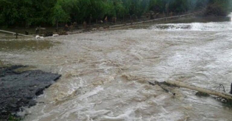 Su altında qalan qəsəbə sakinləri işə gedə bilmir – VİDEO