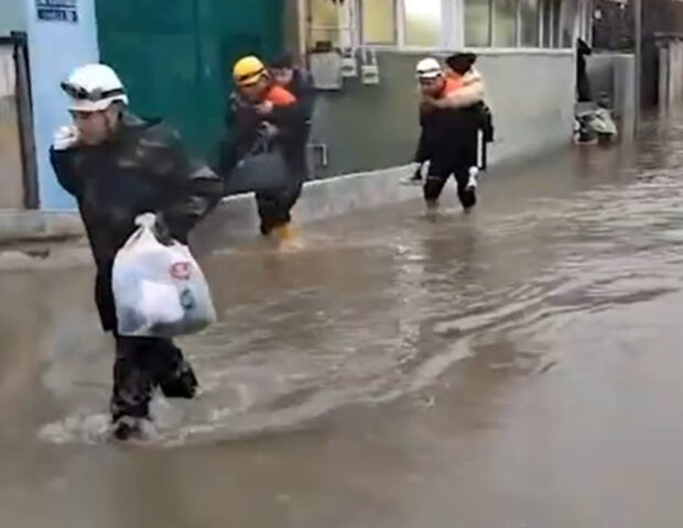Evlərini su basan 9 nəfər xilas edildi – Video