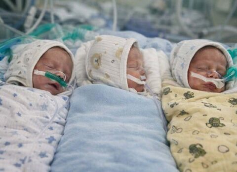 Sonsuzluqdan müalicə alan qadının üçəmi oldu – Foto