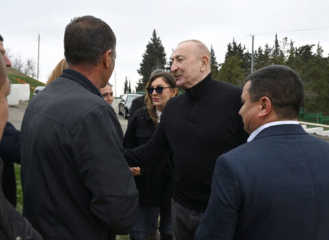 “Yaxşı nümunə göstərirsiniz, gərək əhali artsın” – Prezidentdən 6 uşaqlı ataya