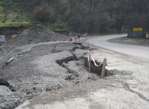 Daşkəsəndə avtomobil yolu çökdü