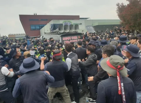 Cənubi Koreyada yük maşını etirazçıları vurub: Ölən və xəsarət alanlar var