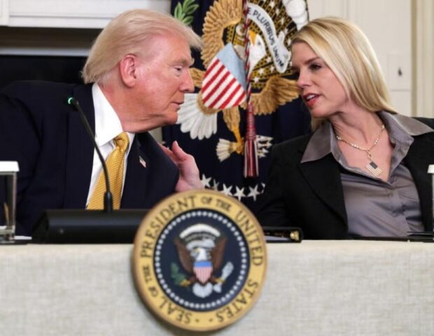 Tramp onu vəzifədən azad etdi