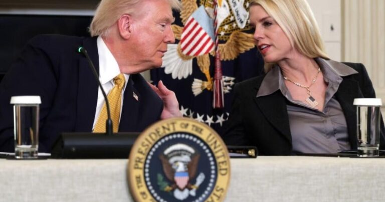 Tramp onu vəzifədən azad etdi