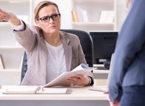 Üzürsüz işə gəlməyən işçini hansı cəza GÖZLƏYİR? – 1 gün belə