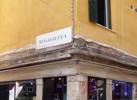 Venesiyada küçənin adı görün NƏDİR – Azərbaycanla bağlı tarixi iz