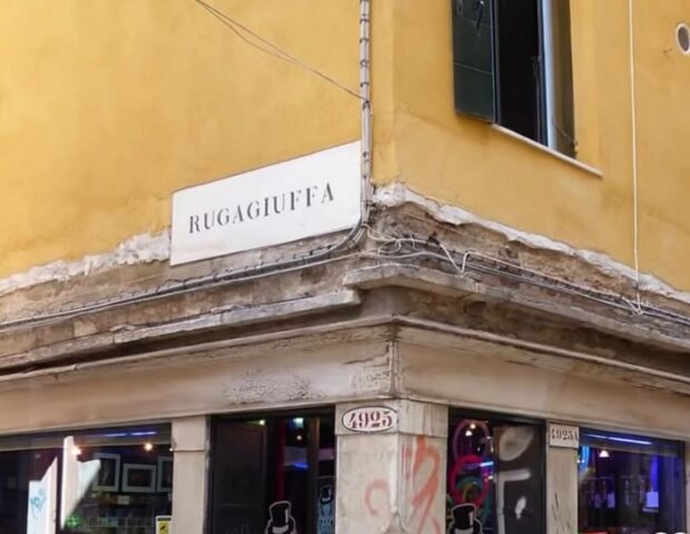 Venesiyada küçənin adı görün NƏDİR – Azərbaycanla bağlı tarixi iz