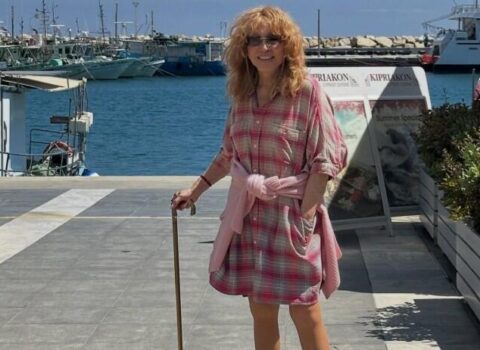 77 yaşlı Puqaçova əlində əsa ilə – Foto