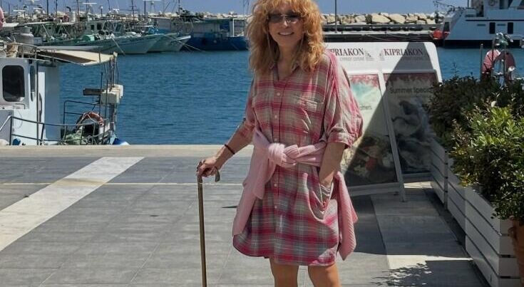 77 yaşlı Puqaçova əlində əsa ilə – Foto