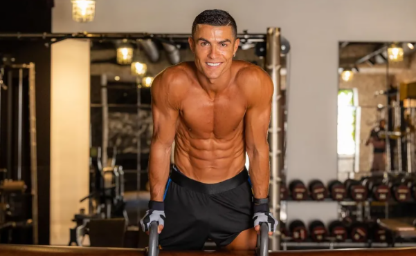 Ronaldonun 41 yaşındakı fitliyinin “ağ” sirri: Aşpazı illərdir gizli qalan detalı açdı – FOTO