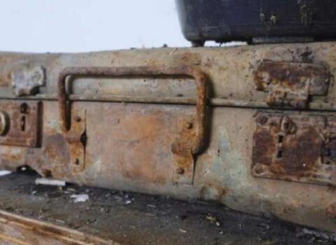 1 əsrdir saxlanılan çamadan açıldı