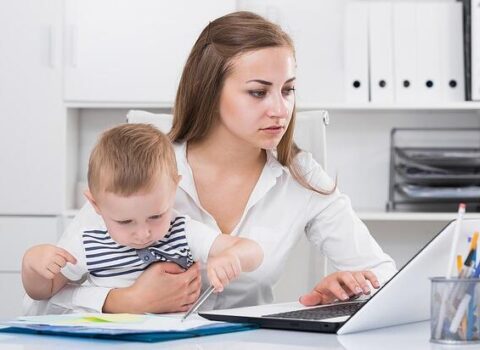 Analıq məzuniyyətindən qayıdan qadın işdən çıxarıla bilərmi? – VACİB AÇIQLAMA