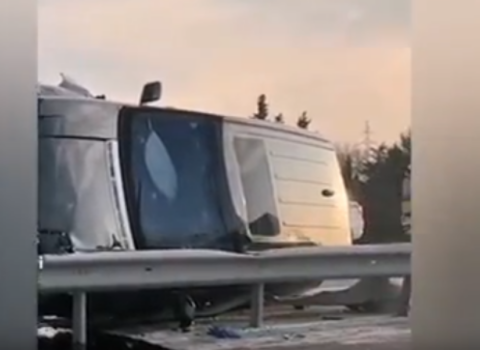 Qadın sürücü “Range Rover”i aşırdı – VİDEO