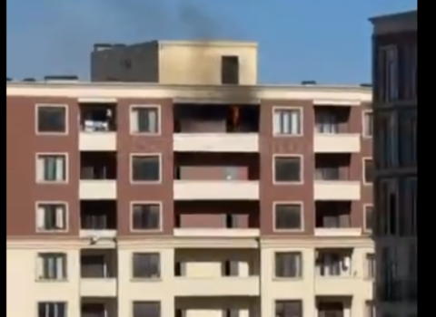 Bakıda yaşayış binasında güclü yanğın başlayıb – VİDEO