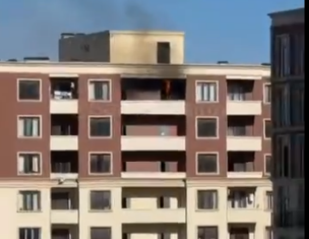 Bakıda yaşayış binasında güclü yanğın başlayıb – VİDEO