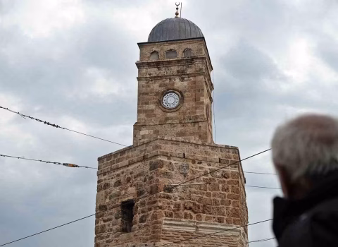 Min illik qüllədən saat oğurlandı