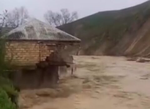 Şabranda evi sel apardı – VİDEO