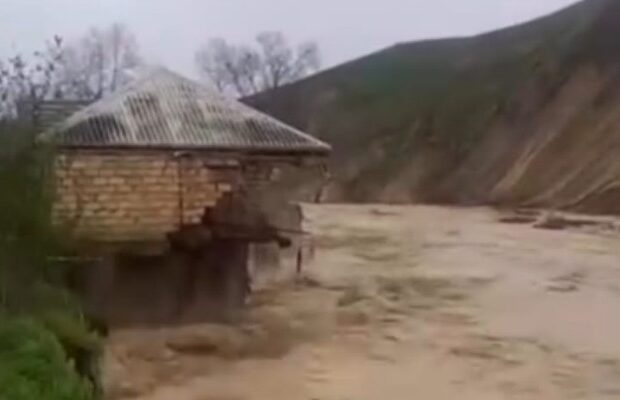 Şabranda evi sel apardı – VİDEO