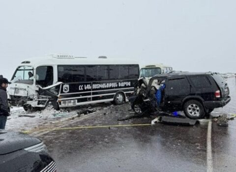 Paşinyanın kortejini müşayiət edən polis avtobusu qəza törətdi