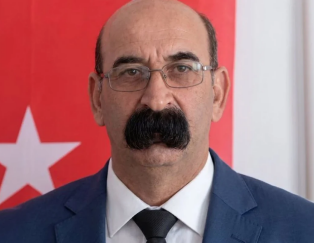 Yüksək vəzifəsi ilə deyil, bığları ilə məşhurlaşdı