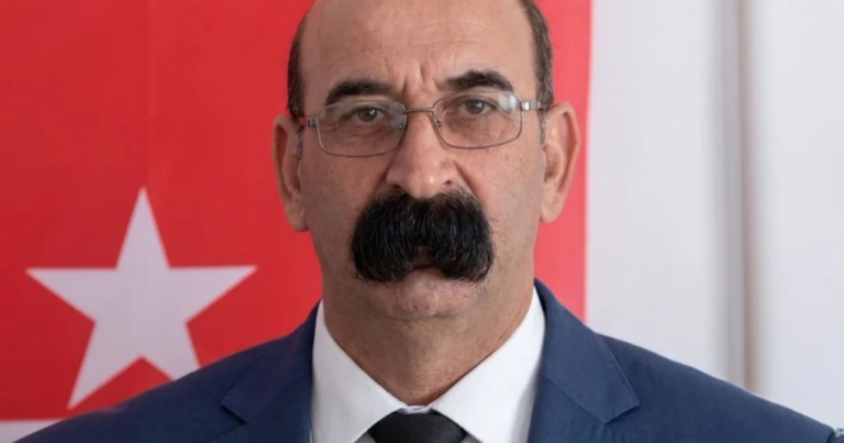 Yüksək vəzifəsi ilə deyil, bığları ilə məşhurlaşdı