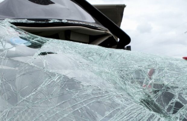 Avtomobildə sıxılı qalmış sürücü belə xilas edildi – VİDEO