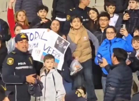 Toralın formasına görə tribunada mübahisə yarandı – İşə polis qarışdı