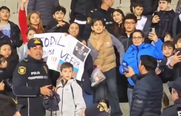 Toralın formasına görə tribunada mübahisə yarandı – İşə polis qarışdı