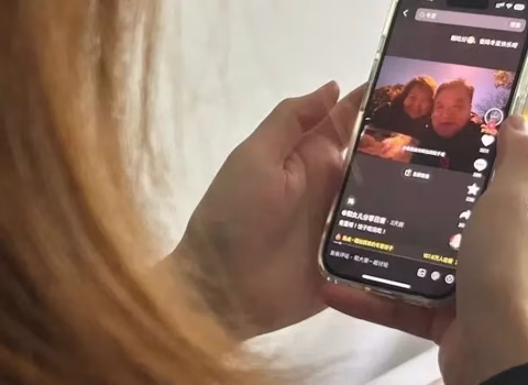 Emosional boşluğun son nöqtəsi: Çində gənclər “Virtual Valideynlərə” üz tuturlar