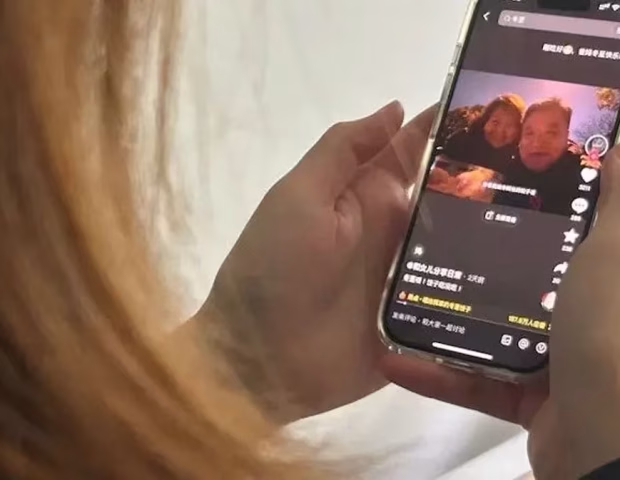 Emosional boşluğun son nöqtəsi: Çində gənclər “Virtual Valideynlərə” üz tuturlar