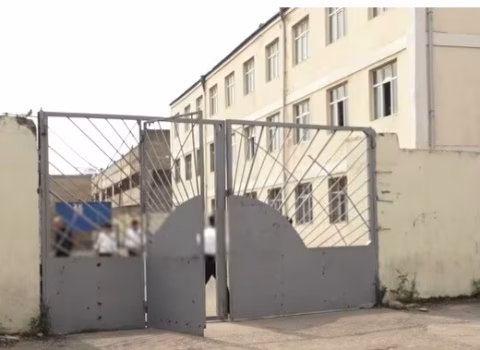 Bakıda məktəbin qarşısında İNSİDENT – VİDEO