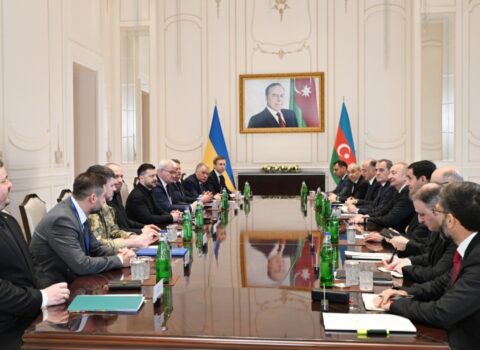 İlham Əliyevin Zelenski ilə geniş tərkibdə görüşü keçirilir